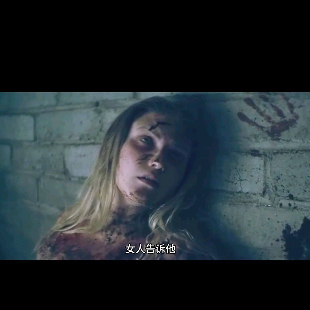 一个男人走进来,她举起超大号针管,一只手捂住女人的嘴巴,另一只手将