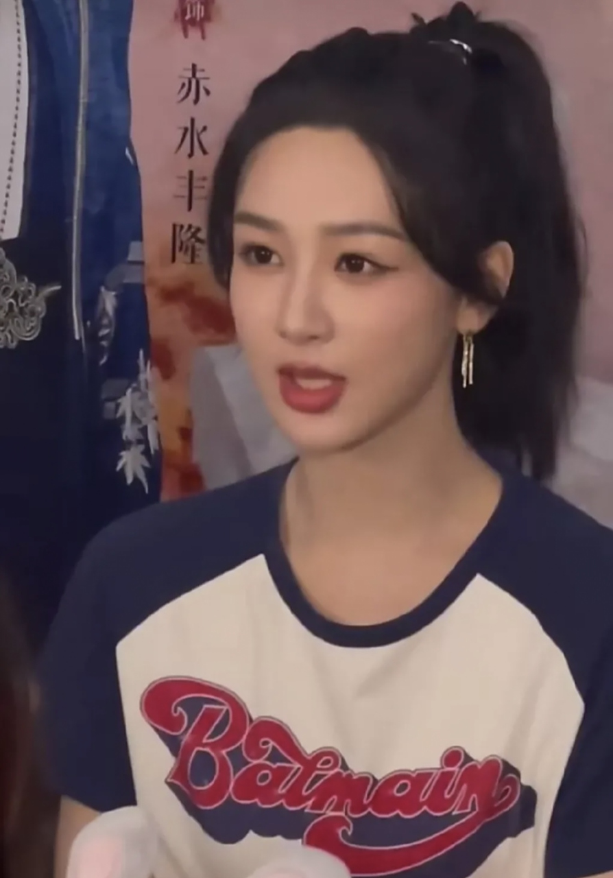 杨紫整容了吗,还是这次的活动化妆的太成功,感觉杨紫越来越漂亮,甚至