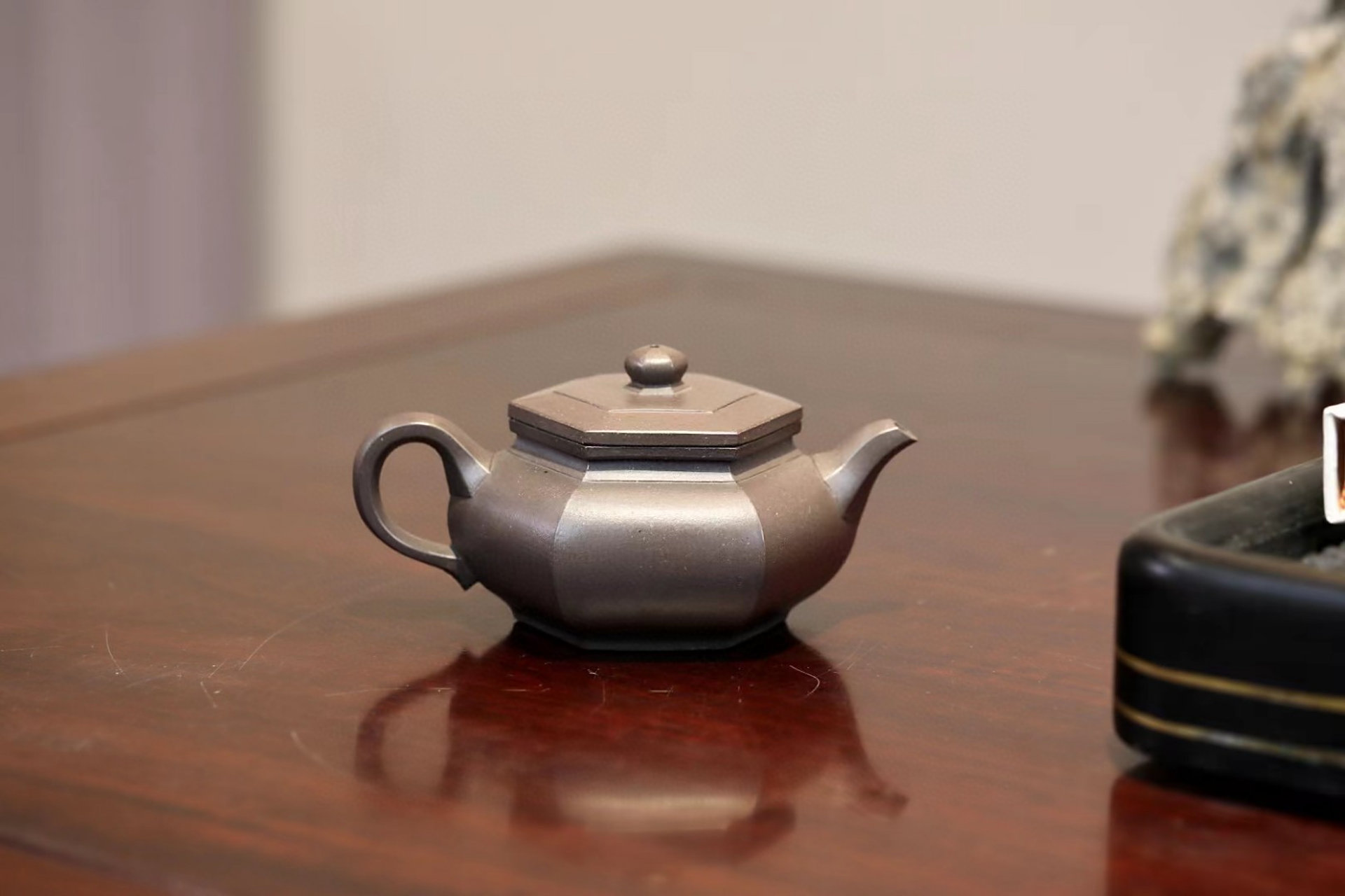 大彬六方|优质青灰泥|240cc|全手  壶身呈六棱柱型, 整壶方扁,壶型圆