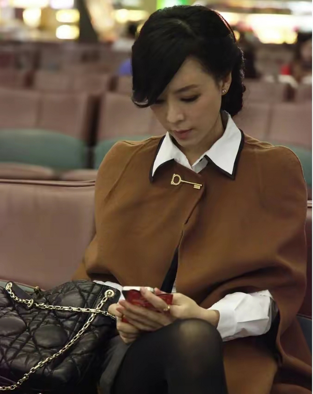 张静初终于想开了,黑色丝袜搭配咖啡色风衣尽显贵妇风姿!