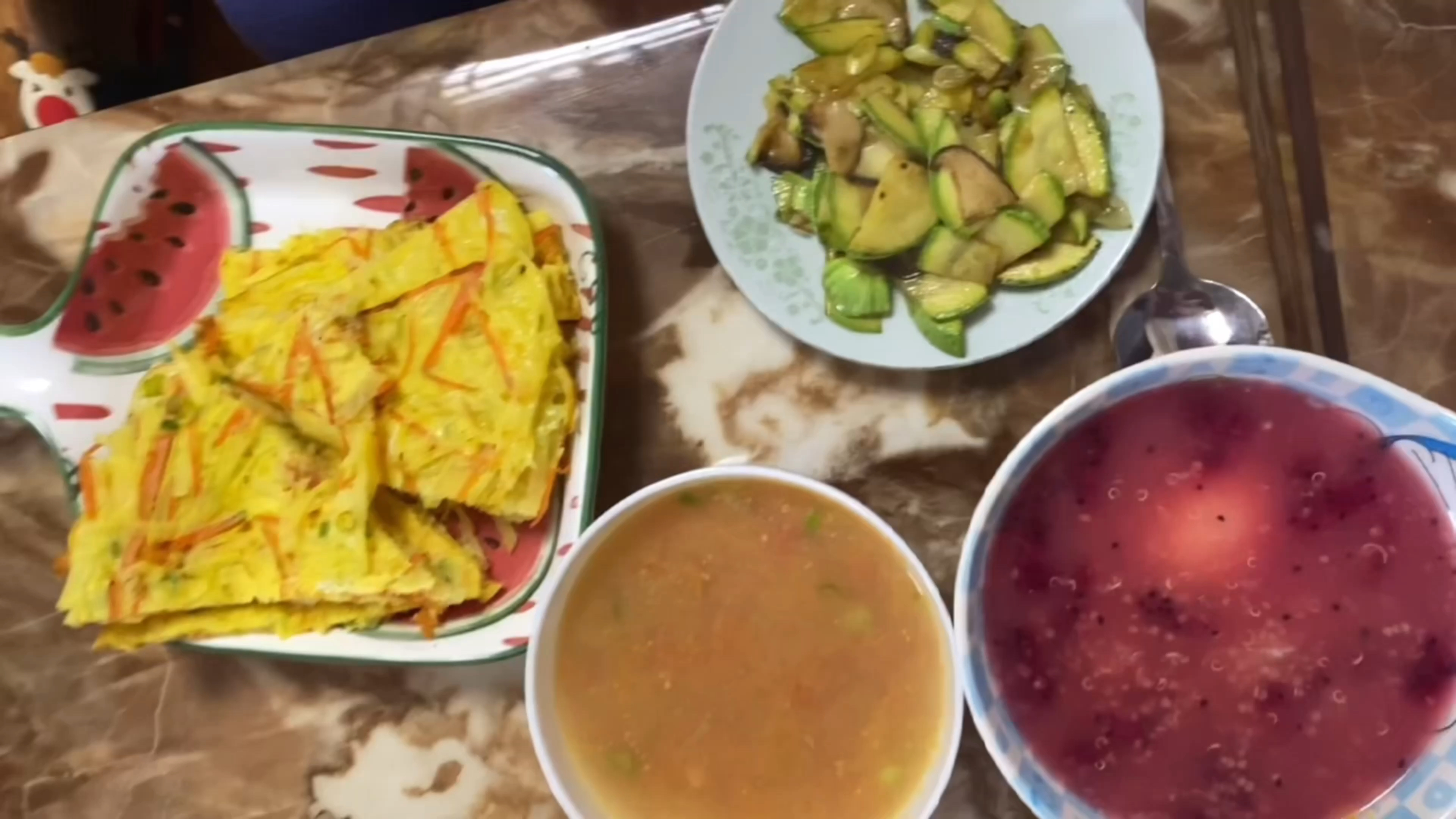 海鲜过敏的月子餐第三周,玉米山药排骨汤,牛骨头汤调理为主