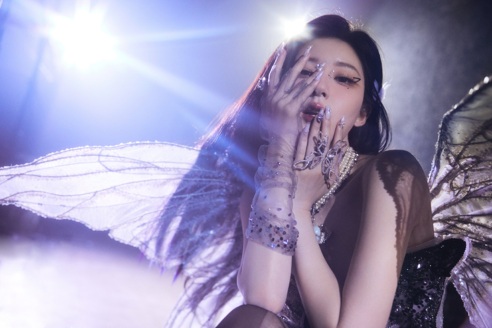 赵露思魅惑妆容与梦幻之翼的完美结合