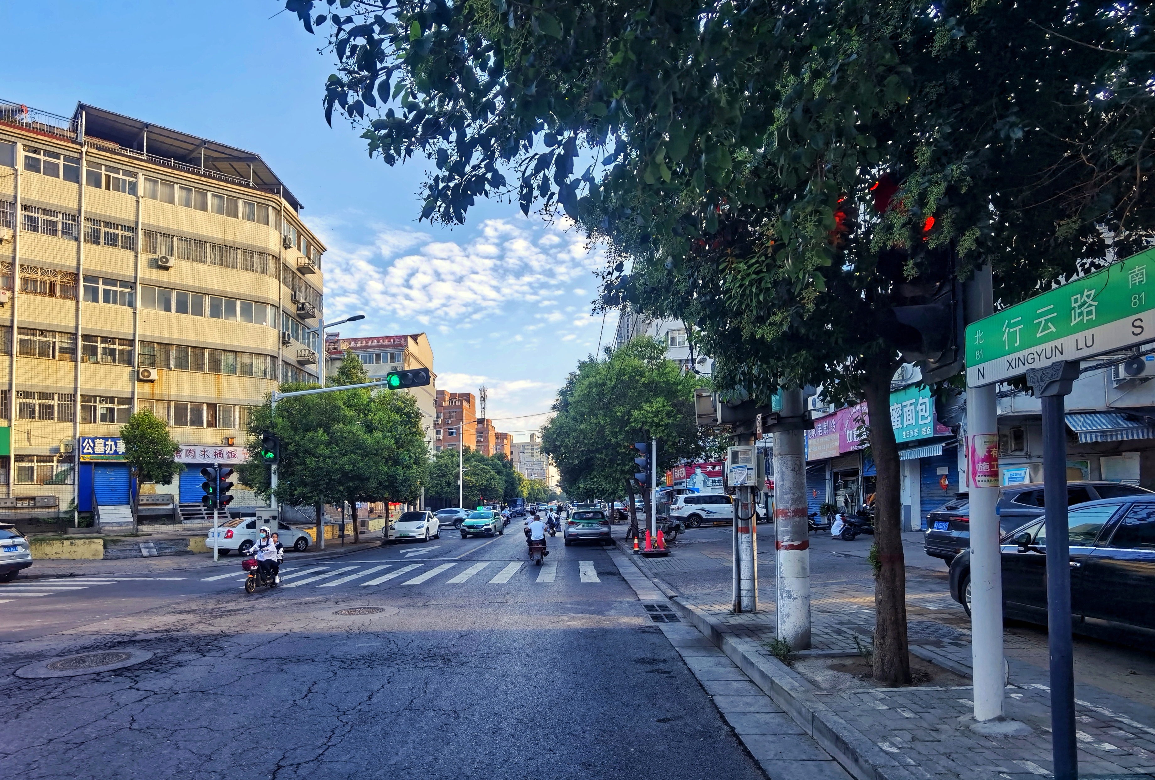 时隔1年重游河南郑州,在二七区内的街道上漫步,收获雨后的美景