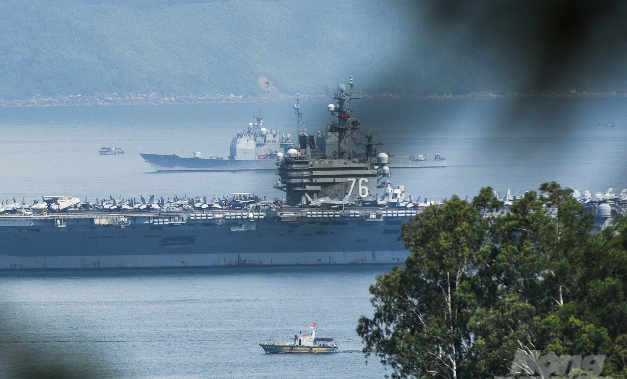 美海军里根号航母(cvn-76)带着uss robert smalls (cg-62)和uss