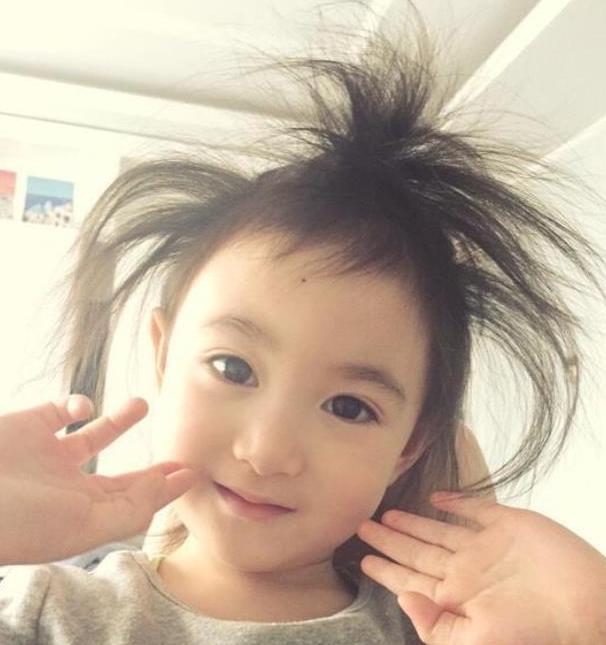 奥莉才是最美的星二代,从可爱的小公主,变成了大长腿的美少女!