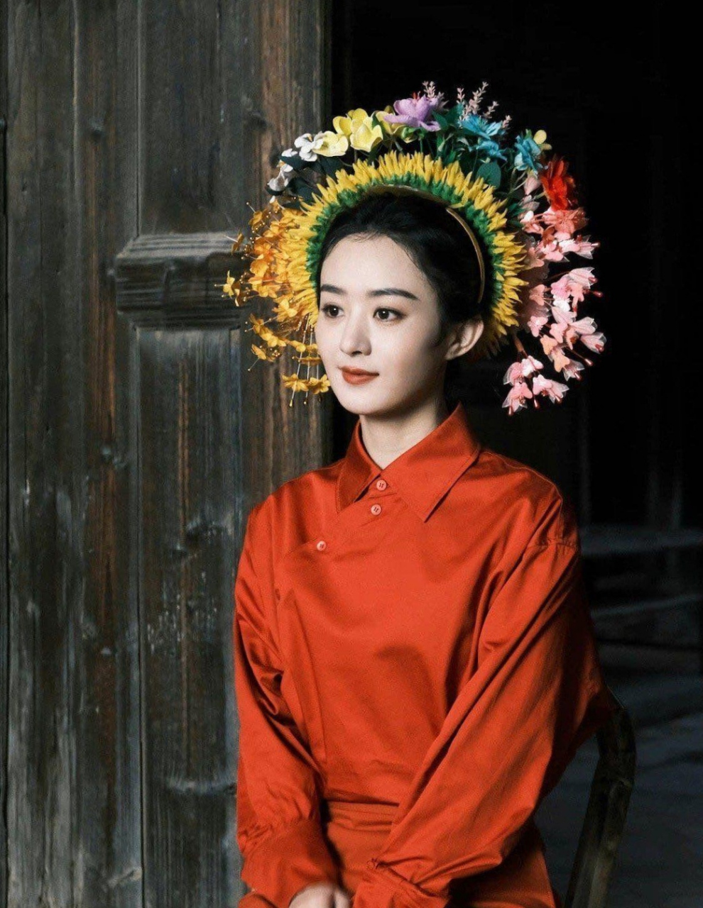 赵丽颖的簪花造型好鲜艳啊,穿着红衣服好喜庆,就像古装新娘!