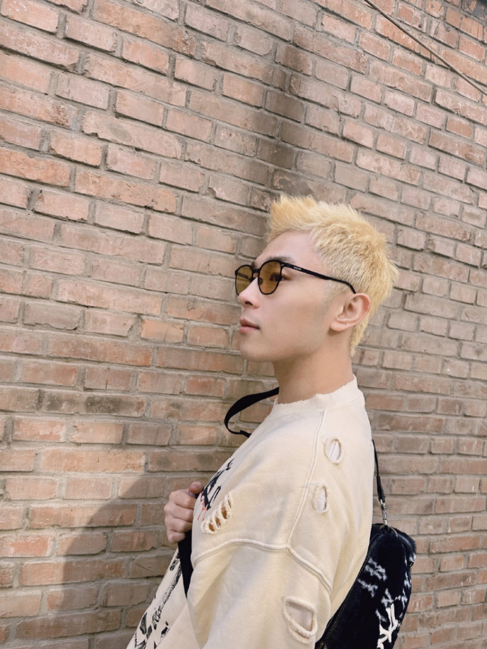 张九南新年新发型,新的发色更有魅力,拍照秒变型男.