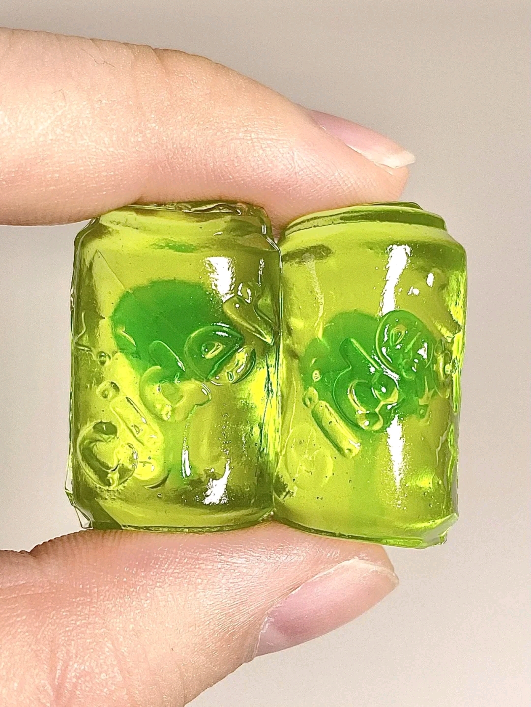 逛超市随手买的～ 是柠檬雪碧那味儿 味道很正一点不劣质