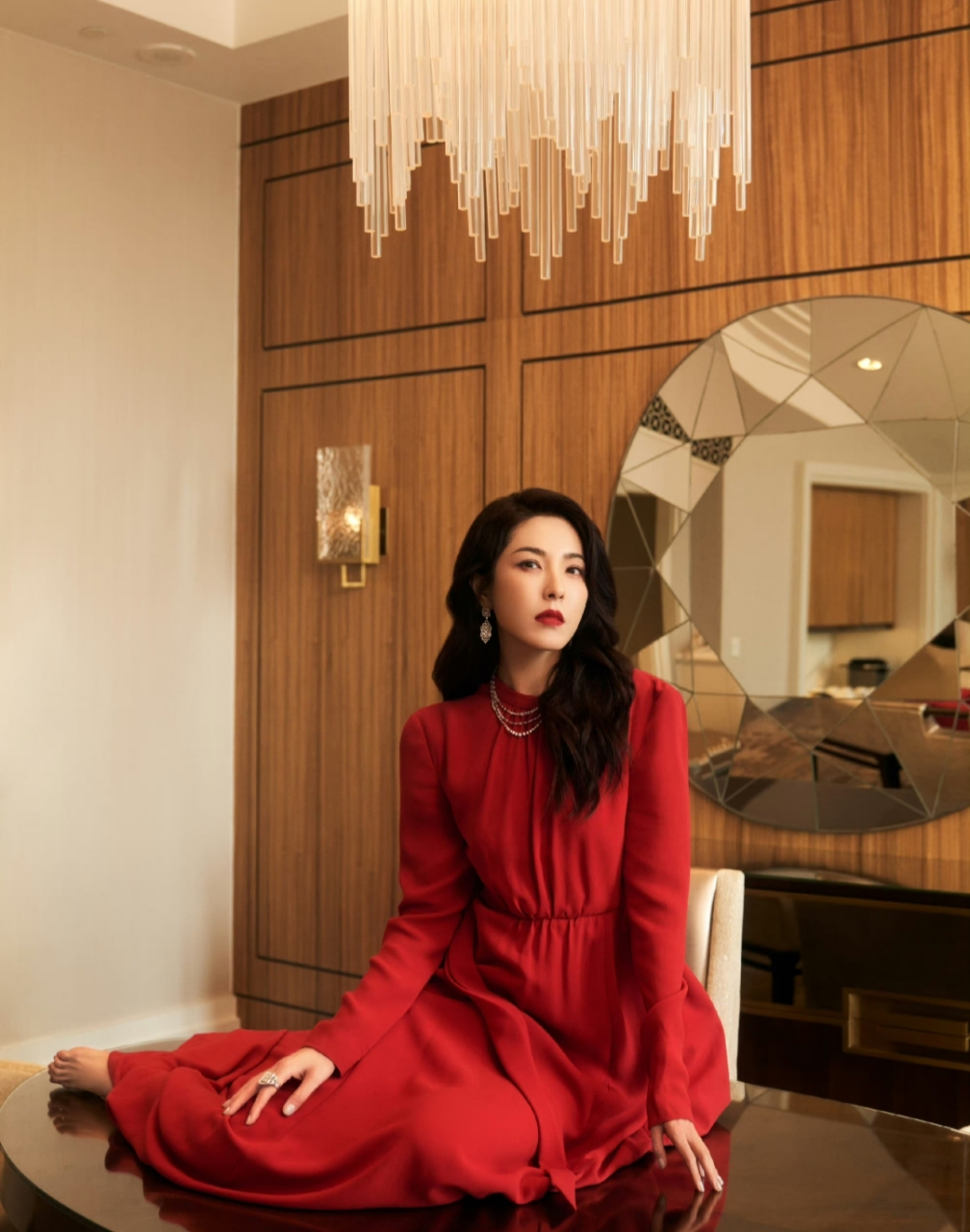 曾黎一袭红裙,搭配大波浪卷发,娇艳妩媚,气质高冷,女王范十足!