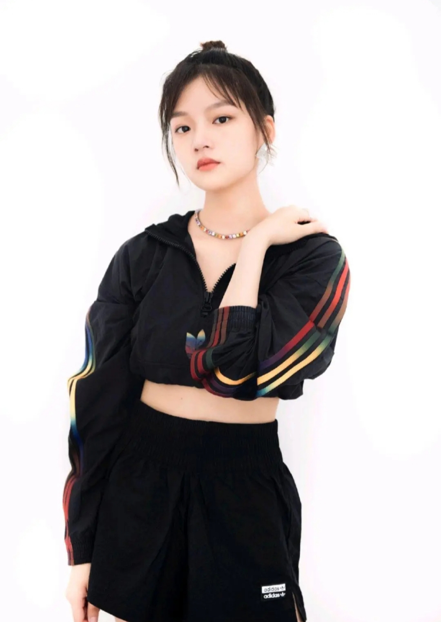 任敏一身黑色短款穿搭,清纯俏丽,活力满满,妥妥的青春元气美少女!