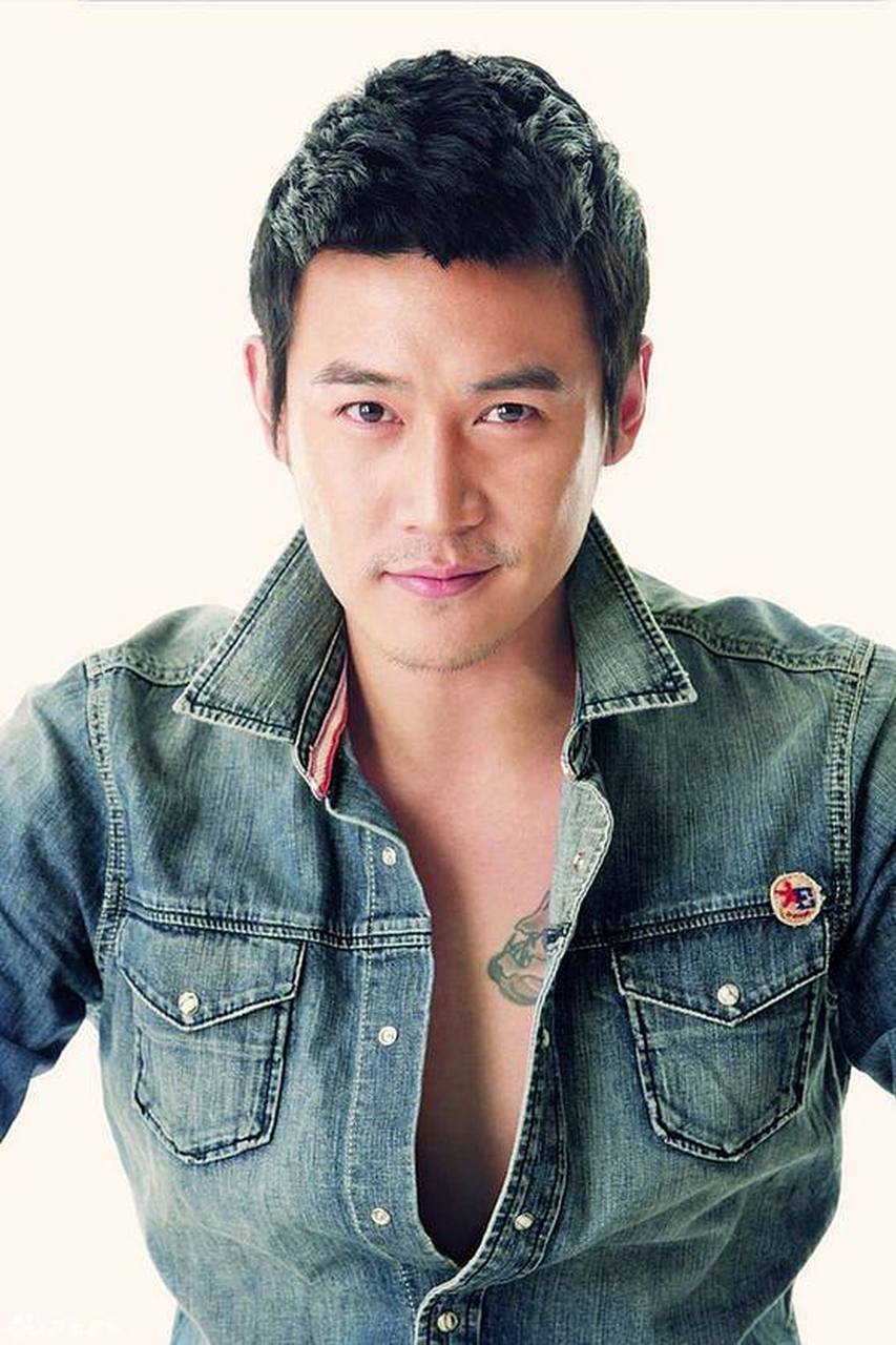 在妻子鲍蕾满满的爱和安全感里的陆毅,甚至带着一些孩子气