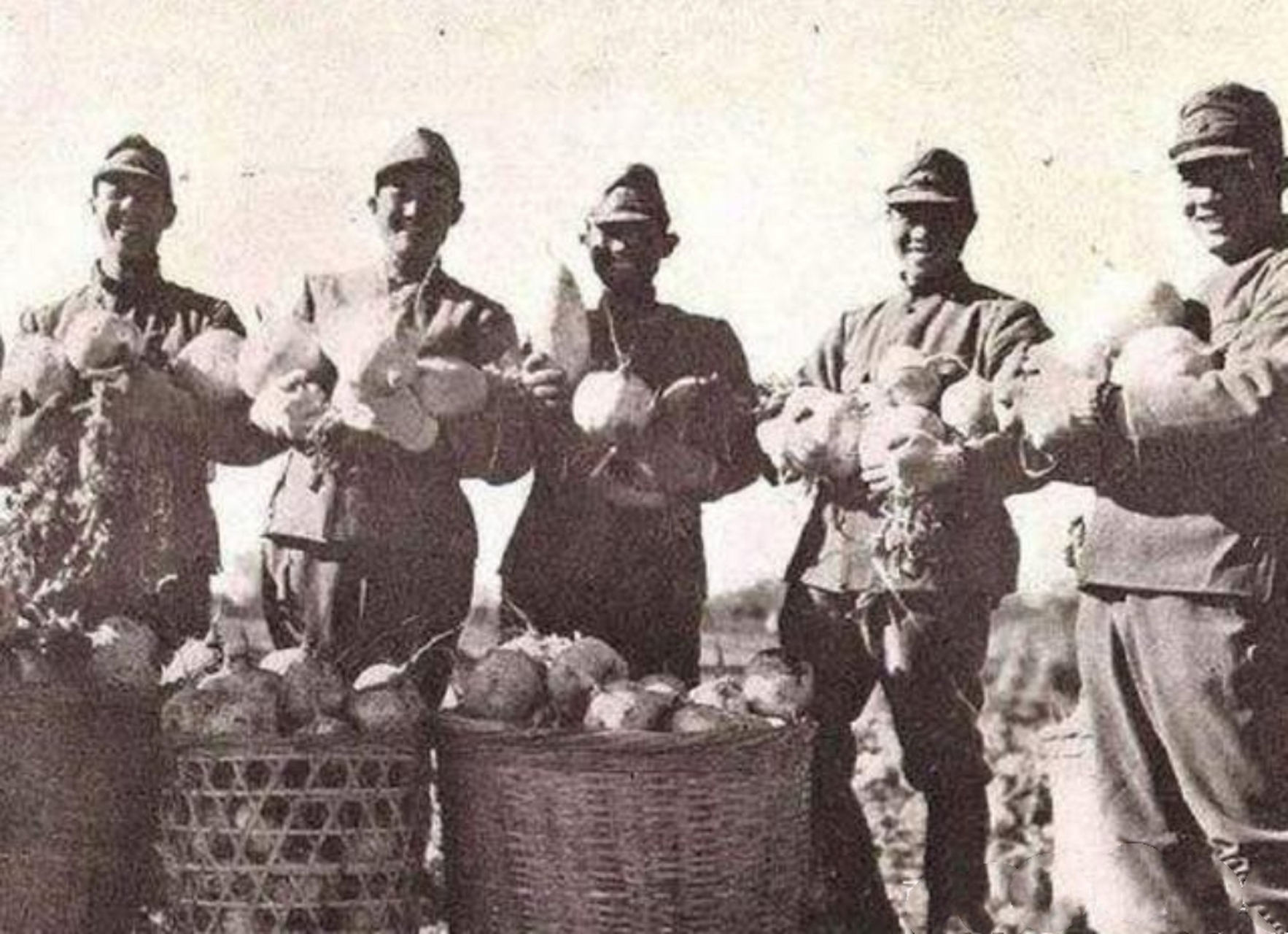 日本鬼子进村扫荡后,竟还露出了得意的笑容.永远不能原谅!