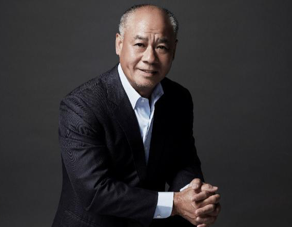 57岁奥运冠军李宁,如今身价百亿儿女双全,娇妻韵味十足