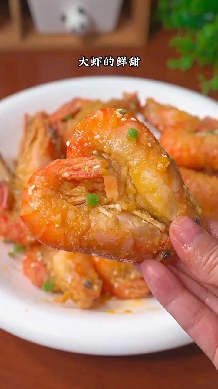 大虾买回来别再白灼了,做个孩子都爱吃的咸蛋黄焗虾,个个都抢着吃-度