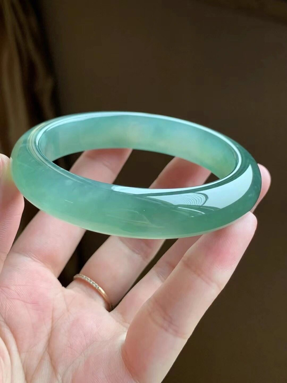 湖水绿美镯!贵气十足!色泽浓郁均匀!水润冰透的质地!戴了就爱不释手!