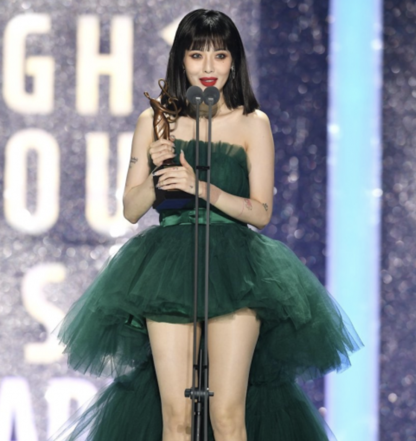 泫雅舞台激吻男友dawn,自曝代heize拿奖内幕:对方原来病重