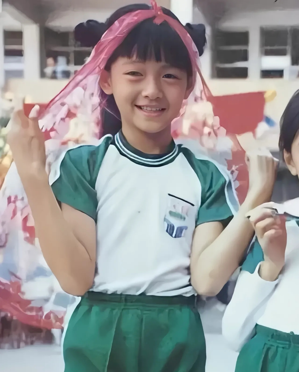 大s小时候黑得跟煤炭一样,那是吃了多少美白丸打了多少美白针,才换来