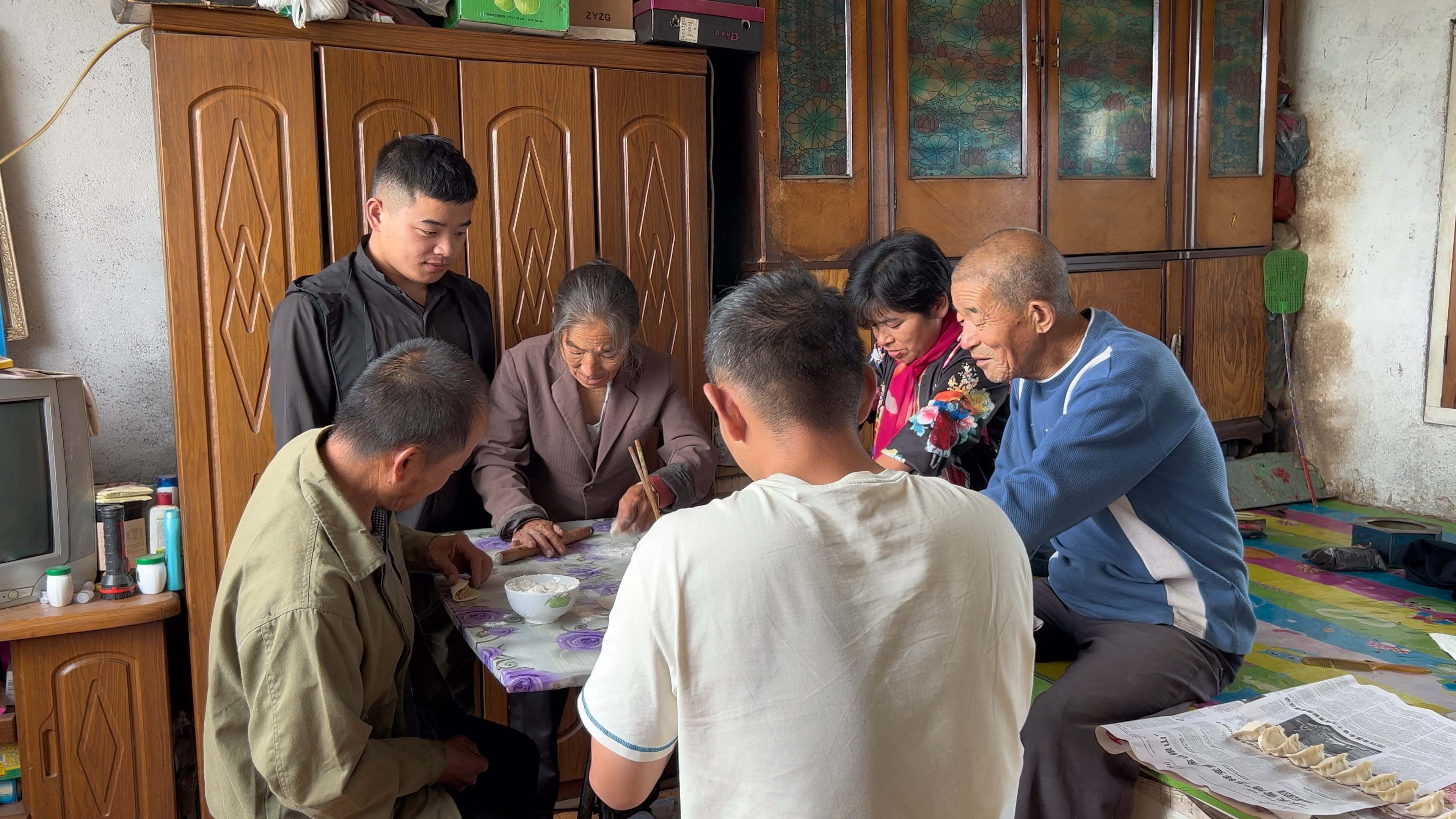 姥姥回来包饺子改善伙食,还不忘叫女儿一家三口,画面很是温馨