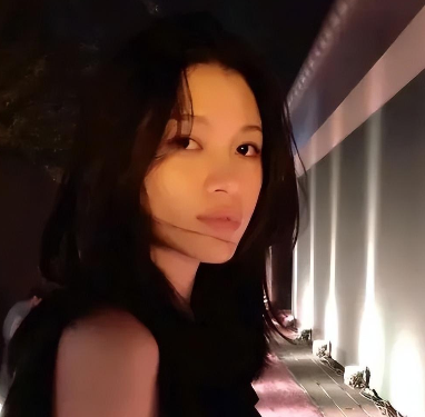 她尊称章子怡为章老师,并十分赞赏汪峰在孩子教育方面的出色表现