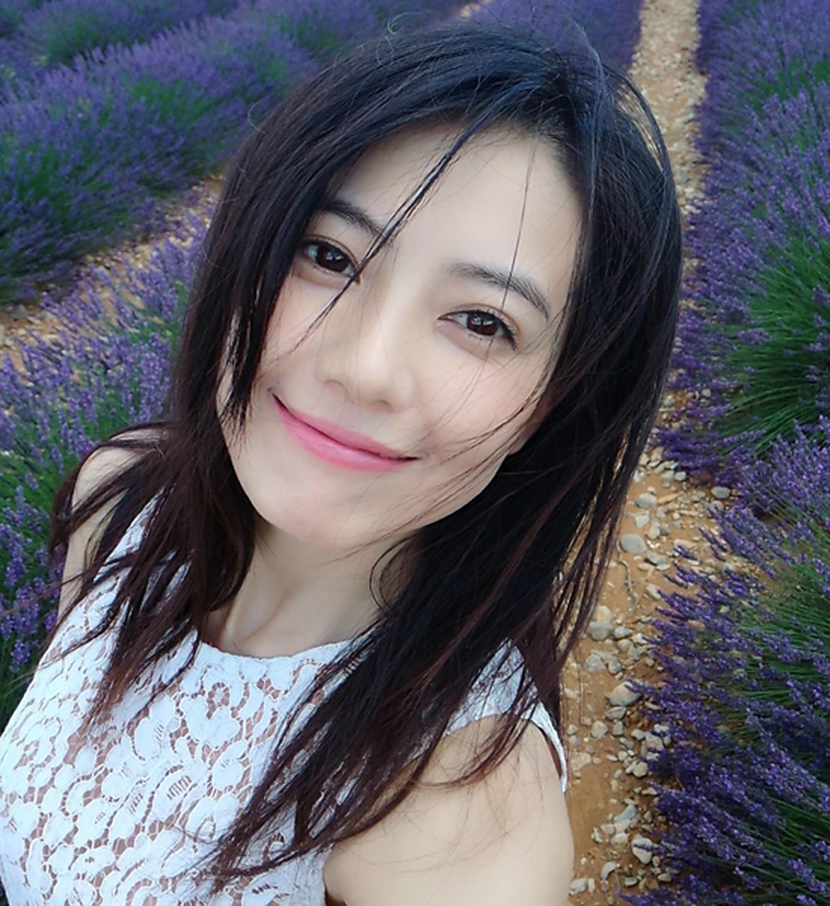 高圆圆的笑容确实非常美丽,她的笑容是那种温柔,善良且充满感染力的.