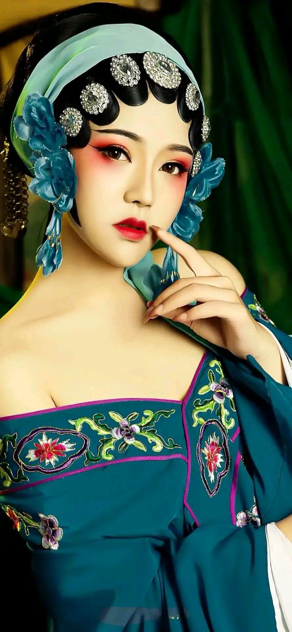 戏服美女壁纸 生活不是戏剧,却充满了戏剧性的讽刺