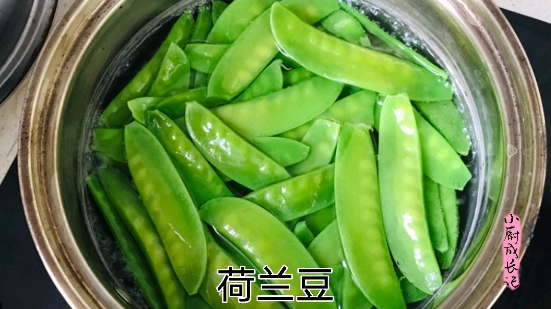 荷兰豆炒香肠,小厨师教你荷兰豆搭配腊肉香肠,荷兰豆香脆美味