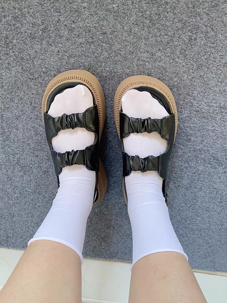 白袜和凉鞋第二天居然还是干净的,嘿嘿