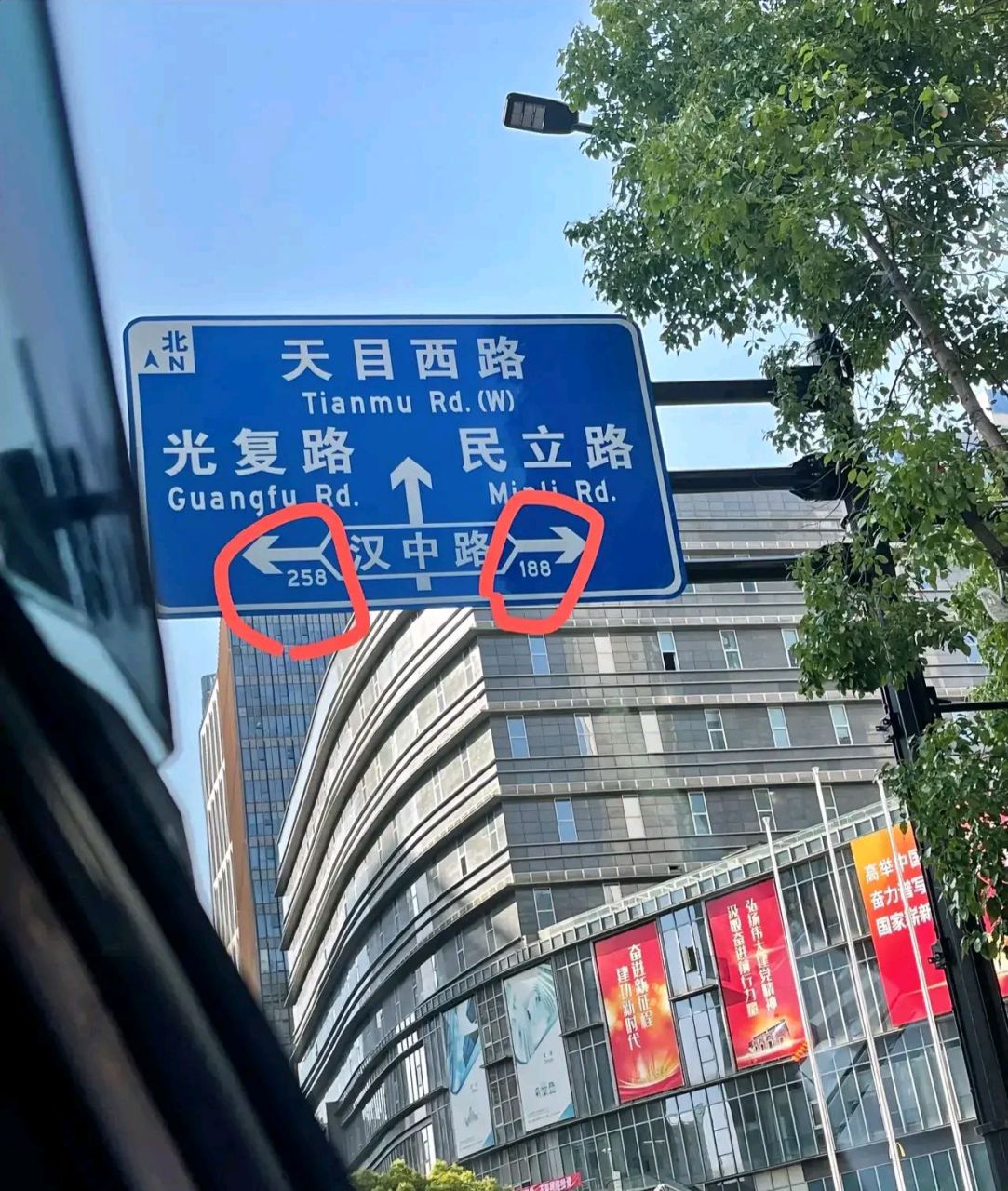 网友发文: 第一次来上海,弱弱的问一下,路牌最下面这个数字是什么意思