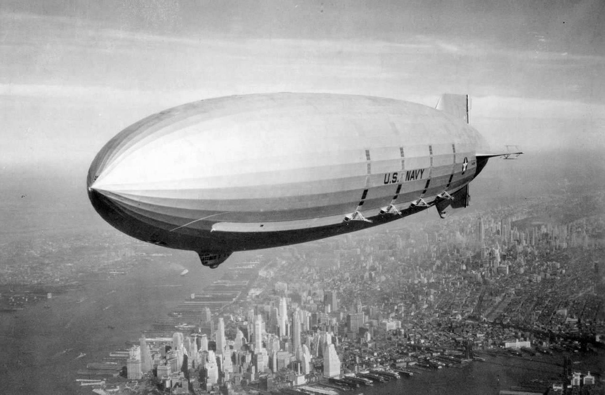 "阿克伦"级飞艇是美国在20世纪30年代研制的硬式飞艇,也被称为"空中