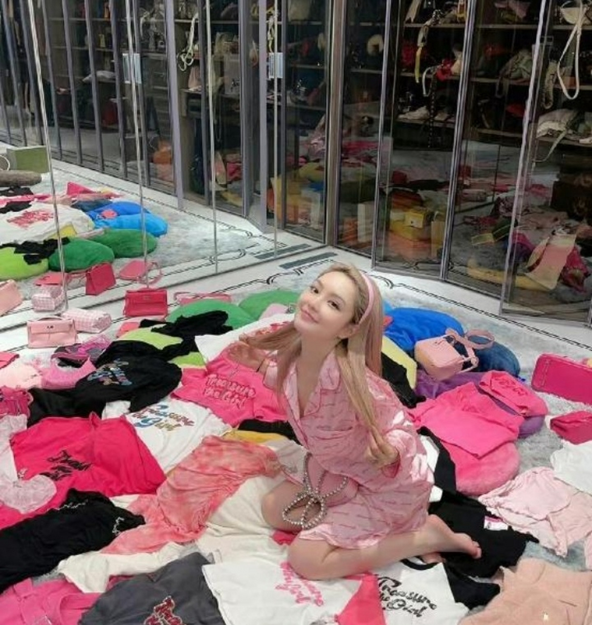 周扬青家真的很豪横啊,大别墅满地的衣服