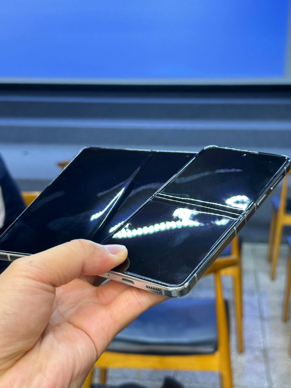 三星最新发布的 fold5,flip5 也是有折痕的,折叠屏用久了也是没办法