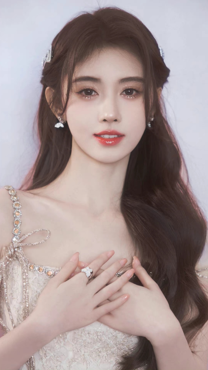 她是迪士尼得不到的公主,塞纳河畔的王,玫瑰花会凋谢,但鞠婧祎永远不