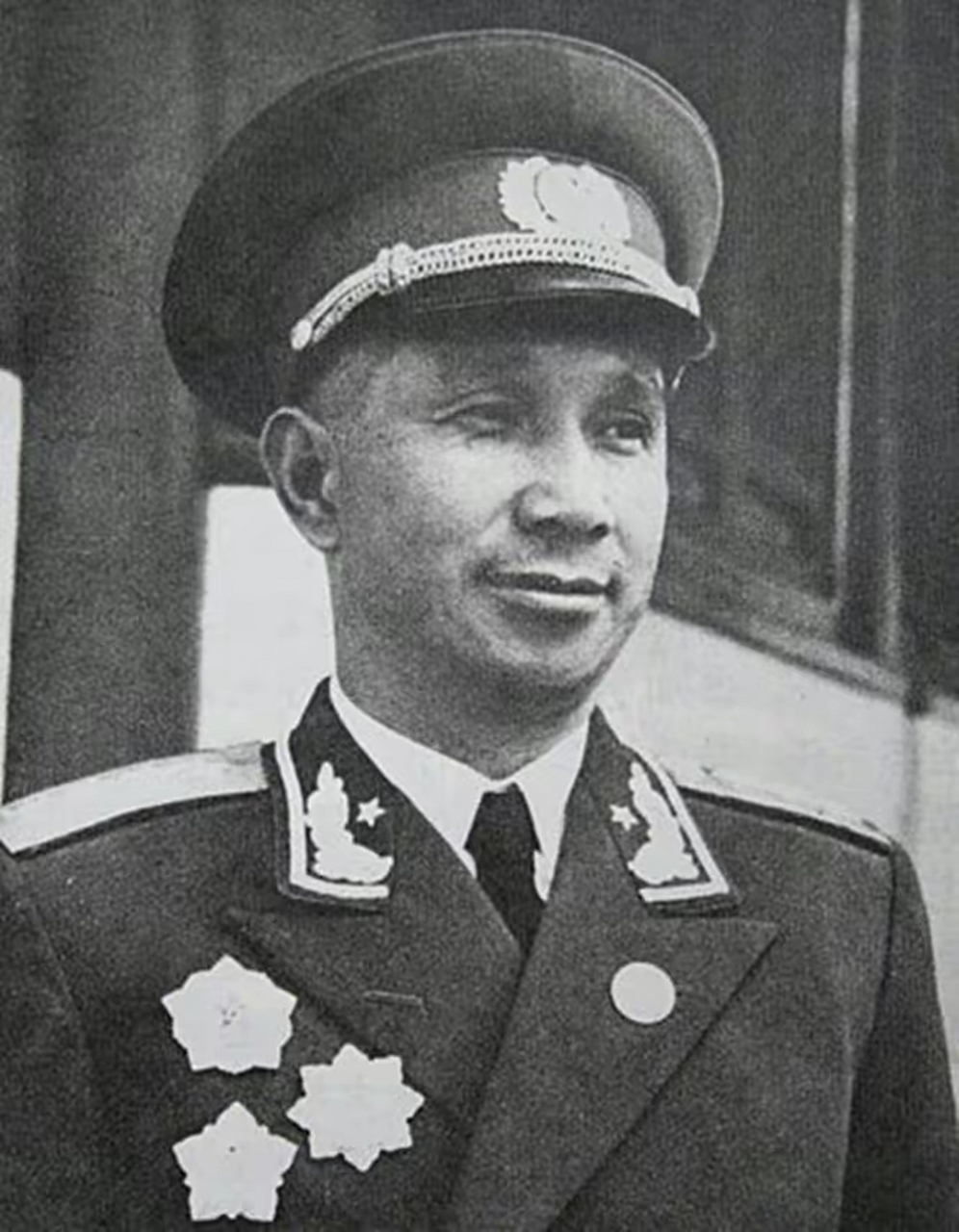 1985年,粟裕的儿子粟戎生在勘察地形.