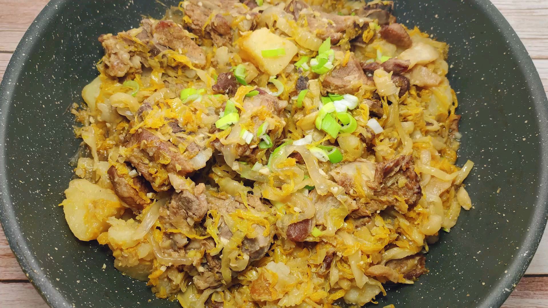 地道猪肉烩酸菜就是香,猪肉酸菜粉条满满一大锅,就着贴饼太香了