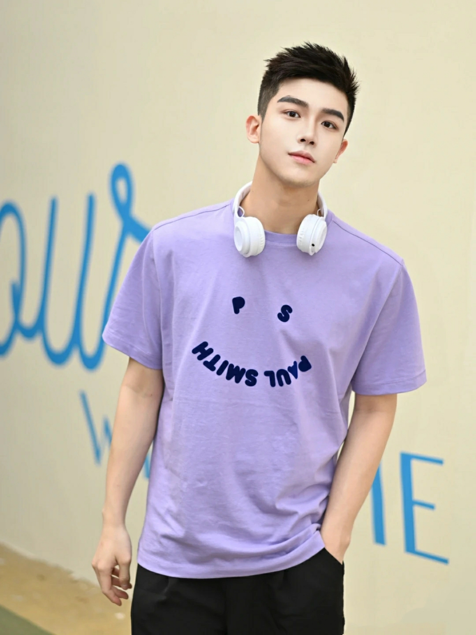 谁说男生不可以多巴胺穿搭呢,对这身紫色没有抵抗力,穿上紫色装,整个