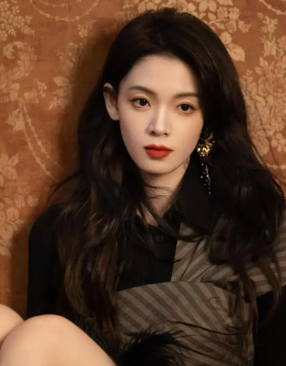 陈瑶与男子逛超市 挽男方手臂十分甜蜜