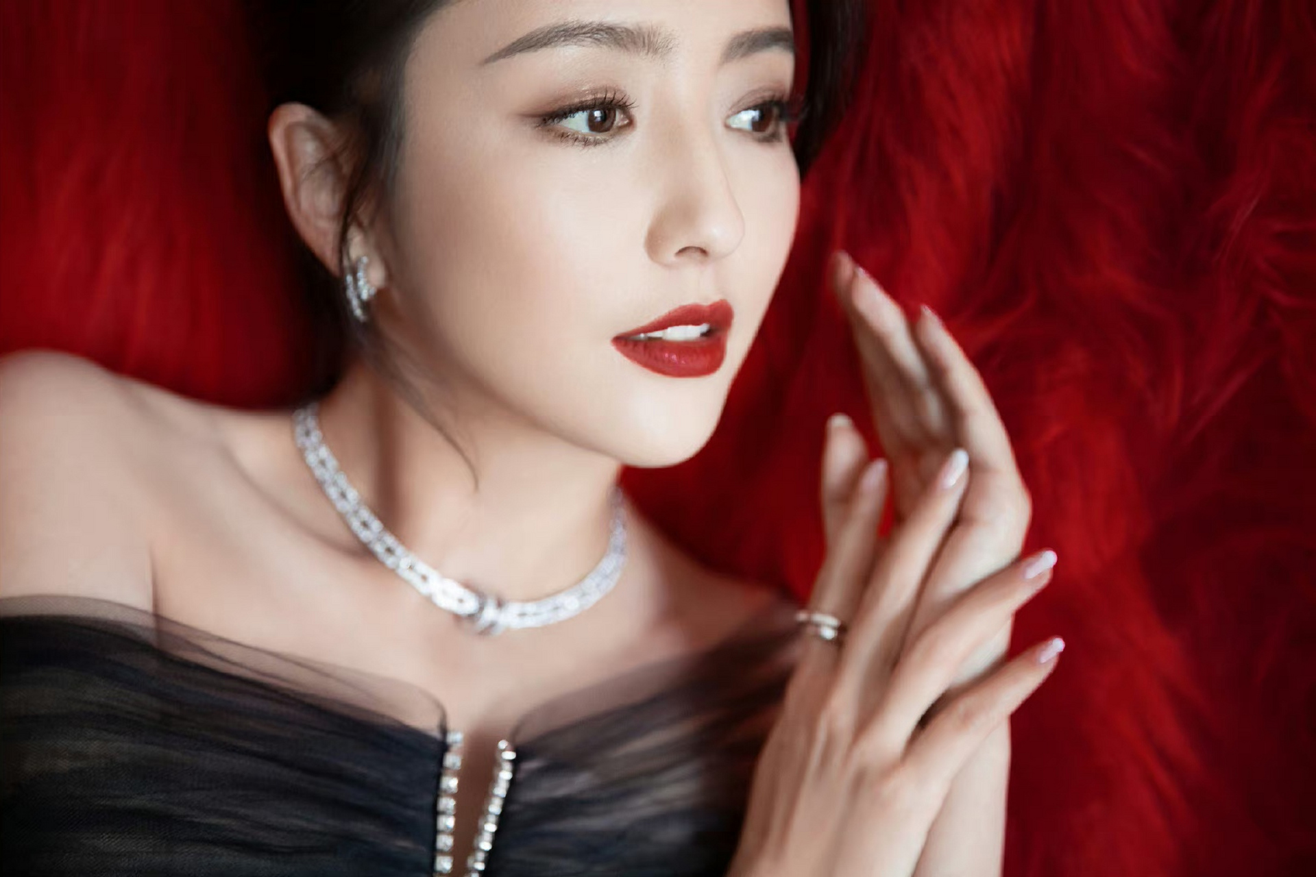 佟丽娅# 明眸红唇,一袭黑色抹胸纱裙,明眸红唇,性感妩媚,洒脱如风