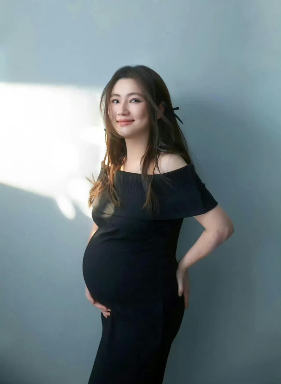 任家萱怀孕7个月后首次为妈妈宝宝拍杂志封面,分享她怀孕的心情