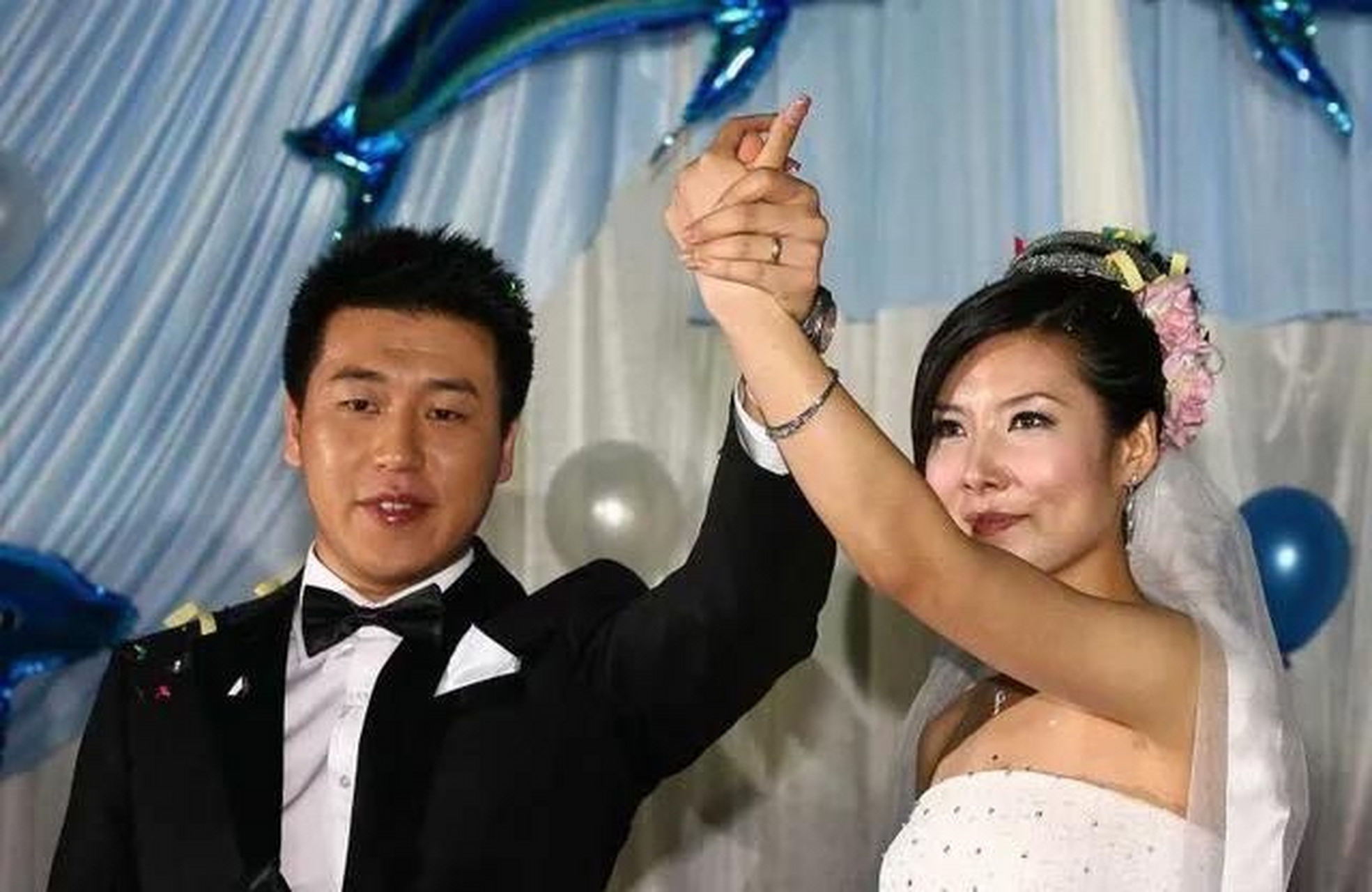 2008年,北京奥运上,26岁的杜丽对22岁的师弟庞伟说:"你向我求婚吧?