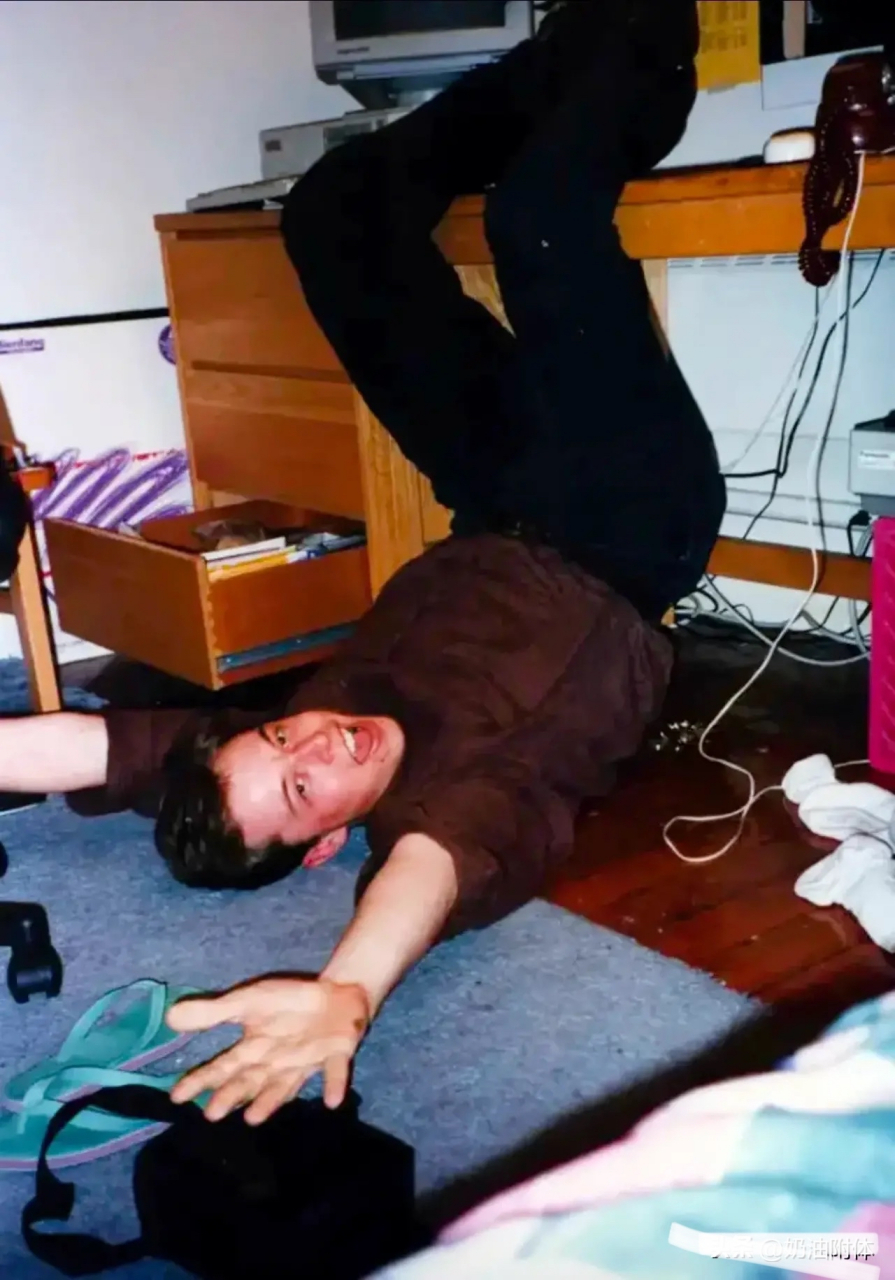 马斯克年轻时候并不像比尔盖茨,扎克伯格有特定的爱好和专长领域.