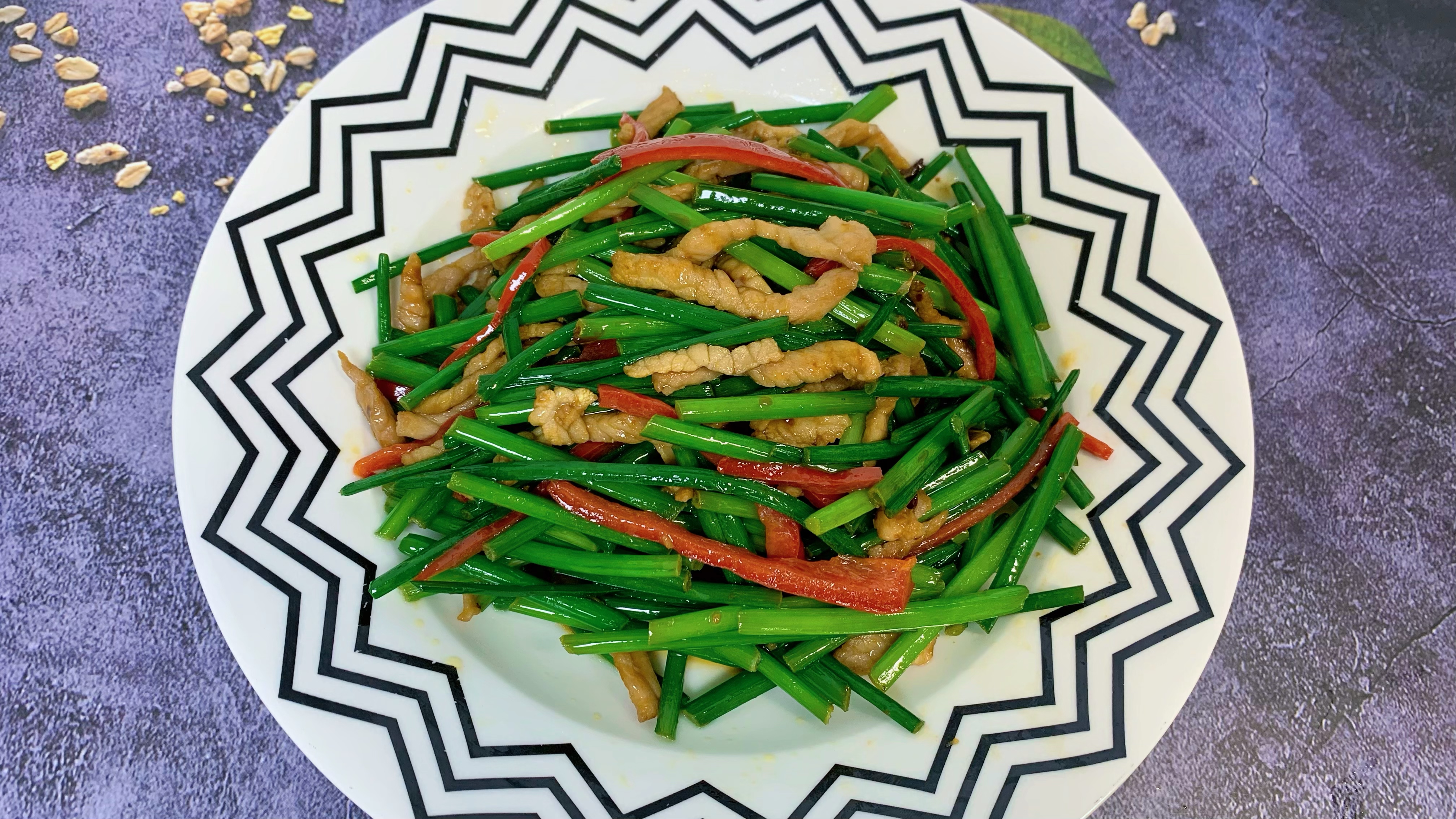 韭菜花炒肉丝这样做,肉丝滑嫩入味,韭菜花翠绿爽口,下酒又下饭