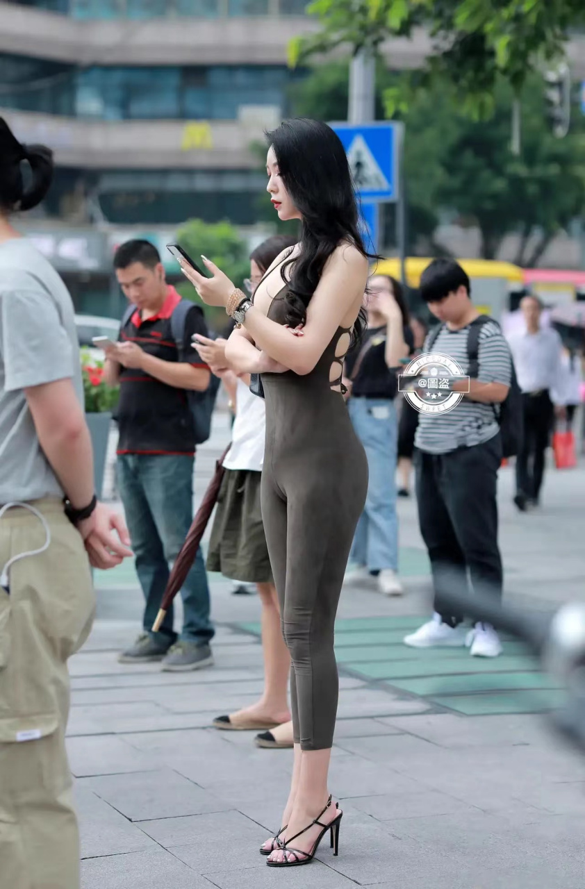 路人街拍紧身裤小美眉,这衣服也太紧了吧!