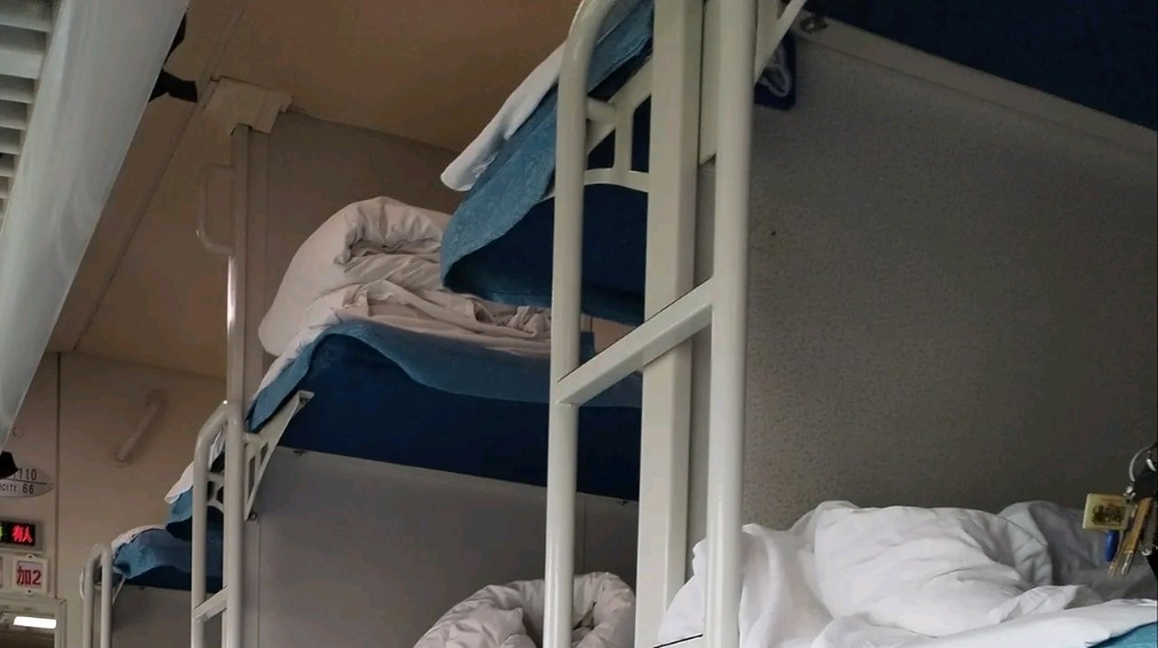 头一回睡火车硬卧上铺,感觉真难受.