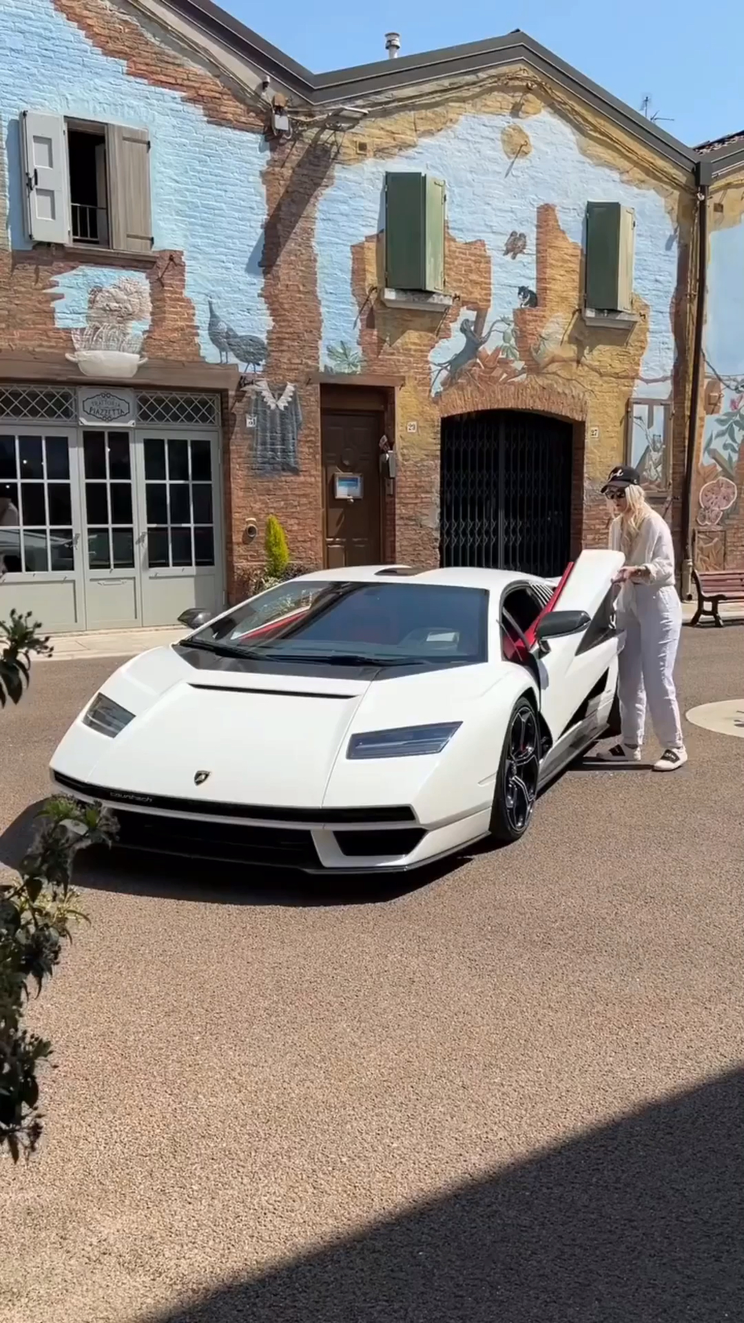 土豪姐带你看兰博基尼全新超级跑车countach康塔什