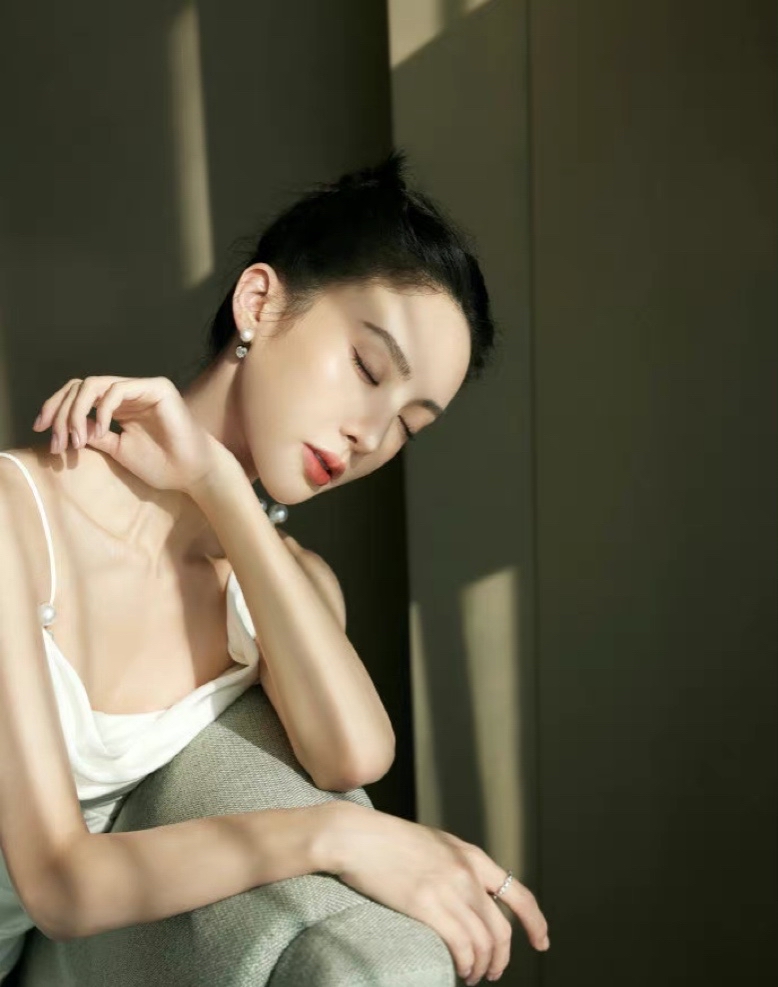 北舞校花金晨时尚美照,性感迷人,魅力十足