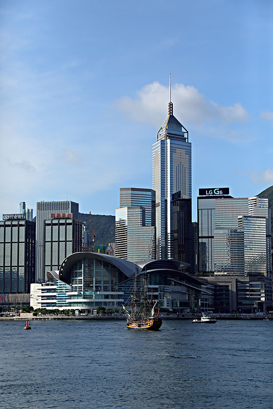 行走在维多利亚港的岸边