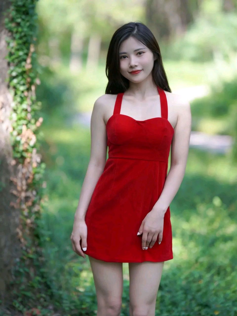 穿火红色吊带短裙的 美女漫步在森林里#生活# #日常穿搭# #性感好身材