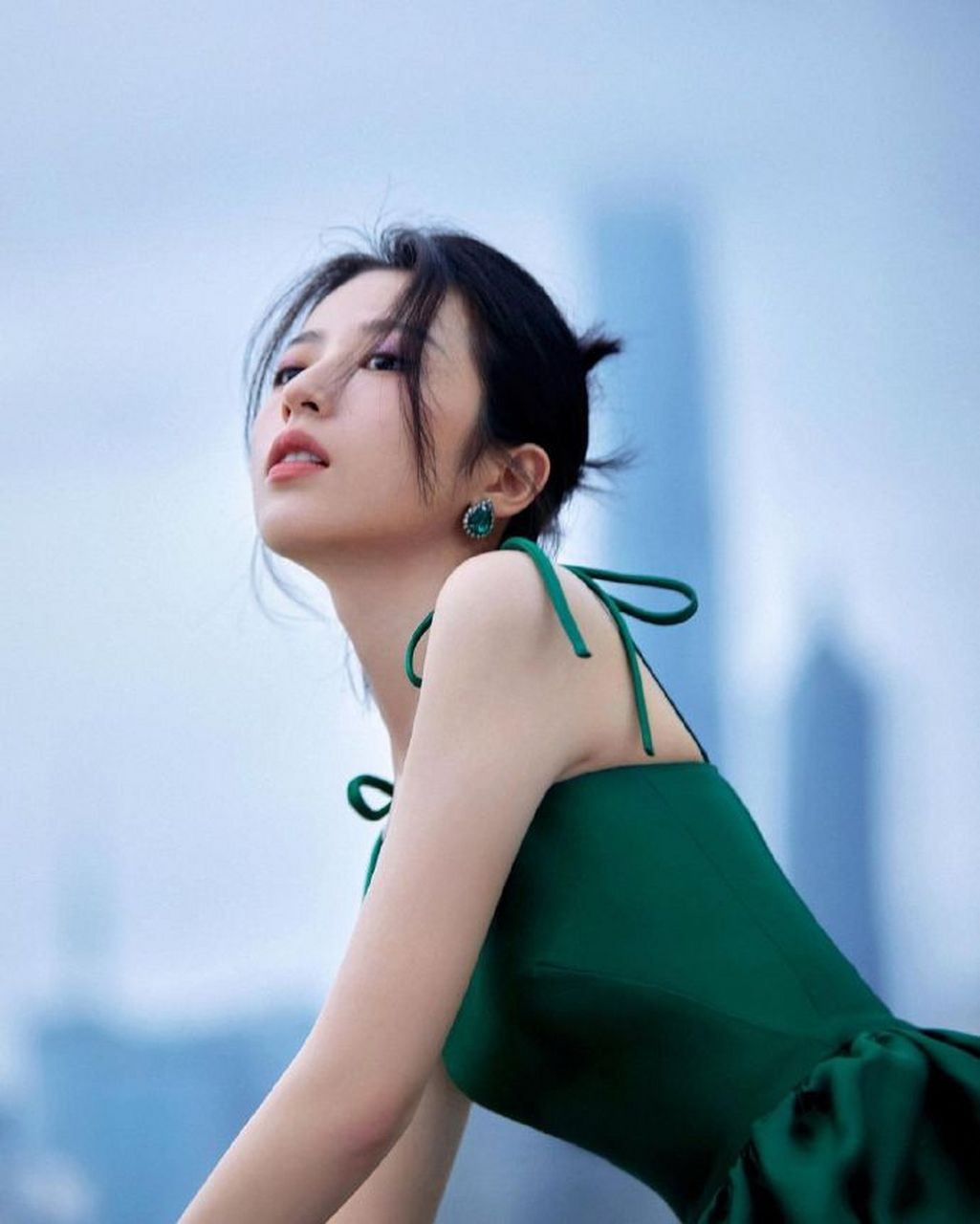 周雨彤身穿绿色吊带长裙,香肩锁骨迷人至极,她的穿搭散发出魅力的