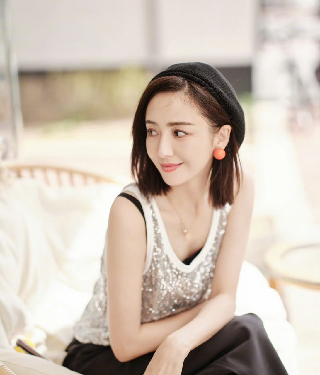 好久不见佟丽娅晒日常,她穿着亮片无袖衫拍照活力十足.