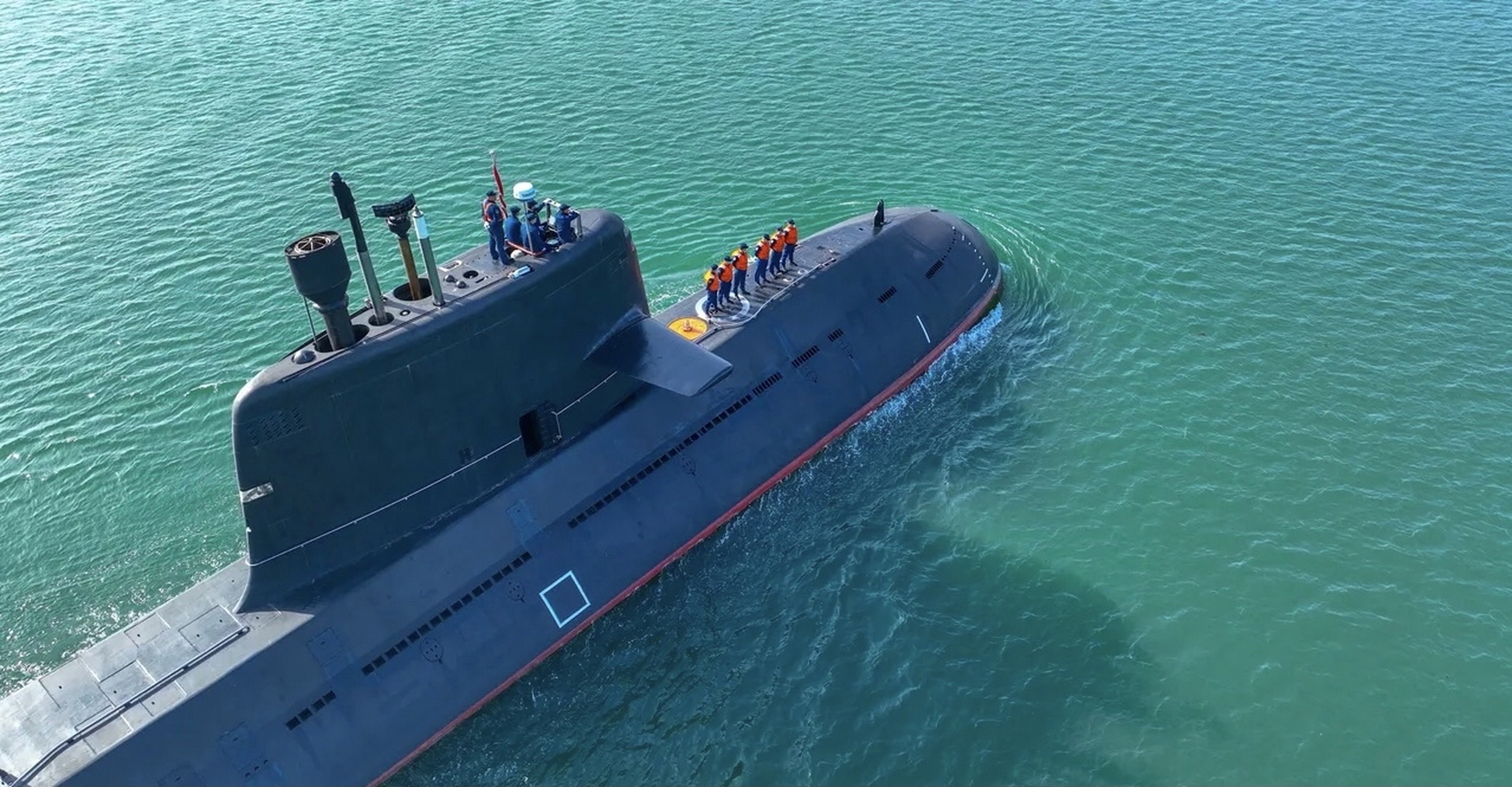 从指挥塔外部设备来看,039c相比于039b,潜望镜和搜索雷达都有所升级.